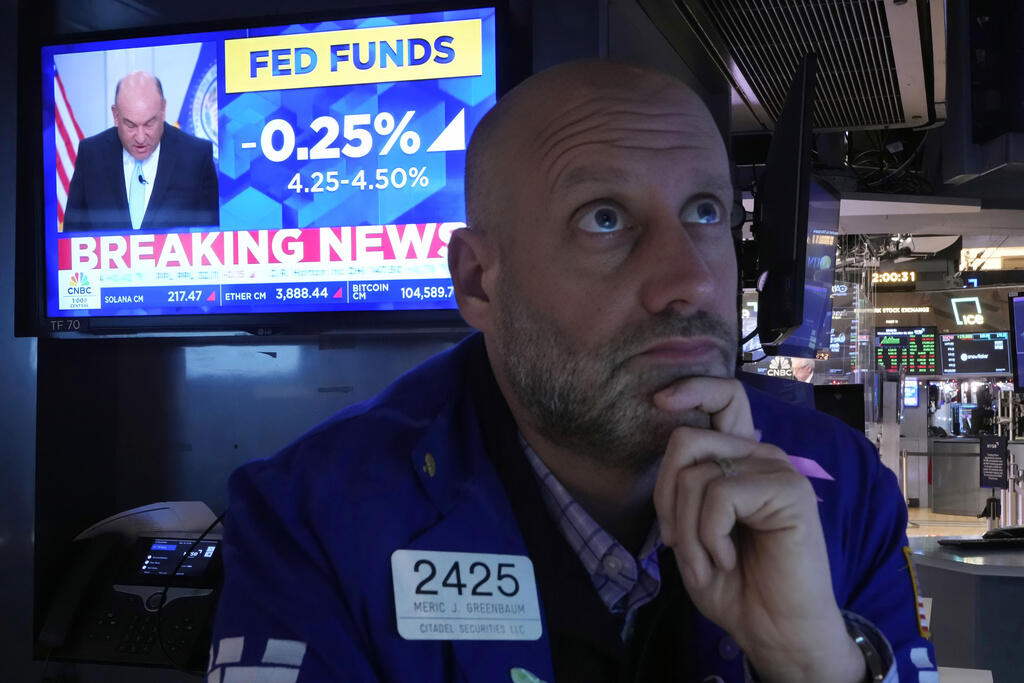 Specialist Meric Greenbaum works on the floor of the New York Stock Exchange as the rate decision of the Federal Reserve is announced, Wednesday, Dec. 18, 2024. (AP Photo/Richard Drew)